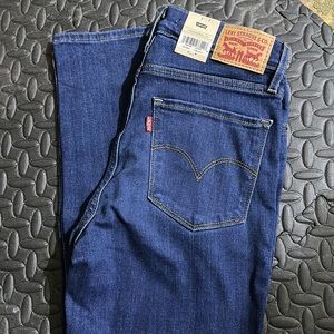 NWT Levi’s 724 High-Rise Slim Straight Denim